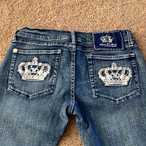 Been worn, no pealing.